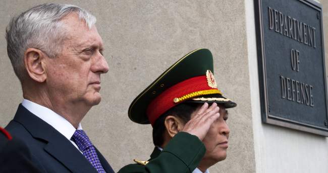 US Defense Secretary Jim Mattis (left) poses with Vietnamese Minister of National Defense Ngo Xuan Lich on Wednesday in Washington. (AFP-Yonhap)