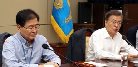 Chung Eui-yong (L), chief of the Presidential National Security Office and chairman of the National Security Council standing committee, sits tight-lipped in a weekly meeting of top presidential aides held at the presidential office Cheong Wa Dae on Aug. 10, 2017. (Yonhap)