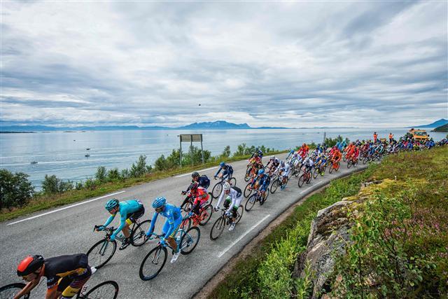 <YONHAP PHOTO-0615> The peloton ride during the 156,6 km first stage of the Arctic Race of Norway between Engenes and Narvik in Norway on August 10, 2017. / AFP PHOTO / Jonathan NACKSTRAND/2017-08-11 03:16:54/ <저작권자 ⓒ 1980-2017 ㈜연합뉴스. 무단 전재 재배포 금지.>
