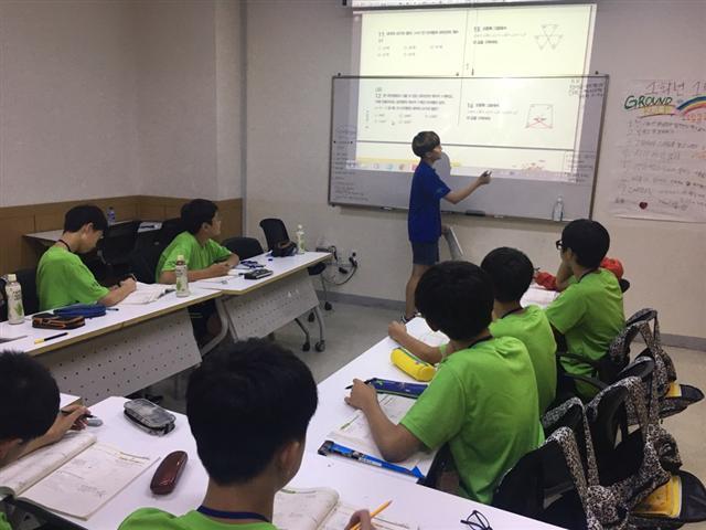 수학강사 도승진(성균관대 전자전기공학부 1학년)씨가 도형 수학 문제를 풀어주고 있다.