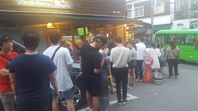 해방촌 내 한 식당 앞에 사람들이 줄지어 기다리고 있다.