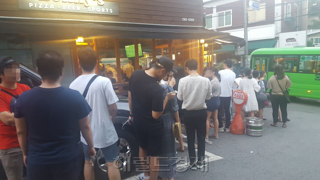 해방촌 내 한 식당 앞에 사람들이 줄지어 기다리고 있다.