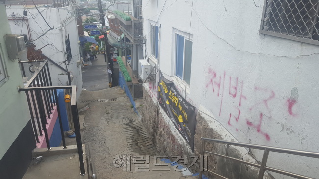 해방촌 내 한 식당 앞에 사람들이 줄지어 기다리고 있다.