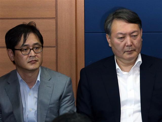 2013년 국정원 선거개입 사건 특별수사팀 팀장이었던 윤석열(오른쪽) 서울중앙지검장. 부팀장이었던 박형철 당시 서울중앙지검 공공형사수사부장(왼쪽)은 작년 검찰을 떠났다가 최근 문재인 정부 청와대 민정수석실 반부패비서관에 전격 발탁됐다.  [연합뉴스]
