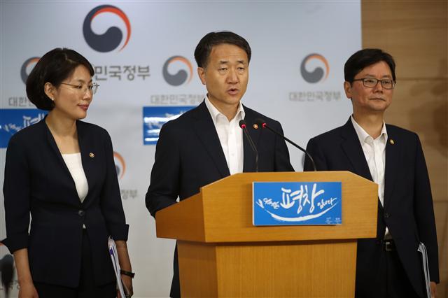 박능후 보건복지부 장관이 10일 오후 서울 세종로 정부서울청사에서 제1차 기초생활보장 종합계획을 발표하고 있다. 왼쪽부터 교육부 박춘란 차관, 박 장관, 국토부 손병석 1차관.   [연합뉴스]