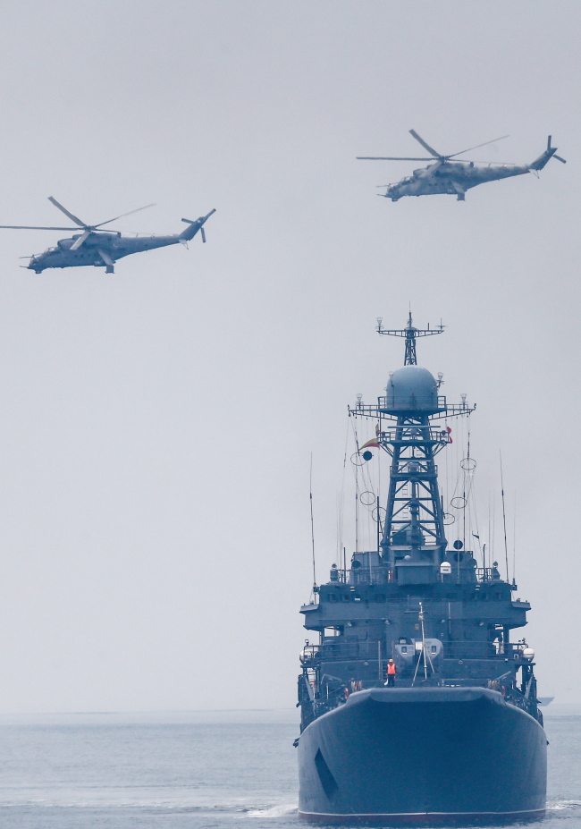<YONHAP PHOTO-1461> KALININGRAD REGION, RUSSIA - AUGUST 10, 2017: The Russian landing ship Korolev and Mil Mi-24 attack helicopters seen during military exercises held by the Russian Baltic Fleet's naval infantry units and 11th army corps at Kmelyovka testing range. Vitaly Nevar/TASS/2017-08-11 05:54:15/ <저작권자 ⓒ 1980-2017 ㈜연합뉴스. 무단 전재 재배포 금지.>
<YONHAP PHOTO-1461> KALININGRAD REGION, RUSSIA - AUGUST 10, 2017: The Russian landing ship Korolev and Mil Mi-24 attack helicopters seen during military exercises held by the Russian Baltic Fleet's naval infantry units and 11th army corps at Kmelyovka testing range. Vitaly Nevar/TASS/2017-08-11 05:54:15/ <저작권자 ⓒ 1980-2017 ㈜연합뉴스. 무단 전재 재배포 금지.>