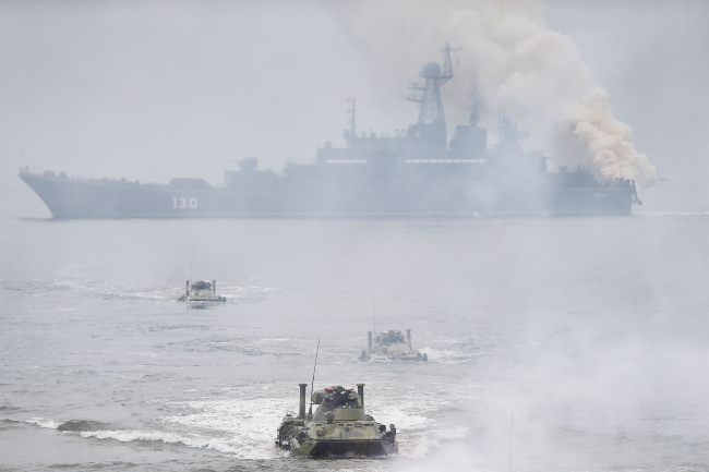 <YONHAP PHOTO-0686> KALININGRAD REGION, RUSSIA - AUGUST 10, 2017: BTR-82A armored personnel carriers and the Russian landing ship Korolev (background) seen during military exercises held by the Russian Baltic Fleet's naval infantry units and 11th army corps at Kmelyovka testing range. Vitaly Nevar/TASS/2017-08-11 03:31:35/ <저작권자 ⓒ 1980-2017 ㈜연합뉴스. 무단 전재 재배포 금지.>
<YONHAP PHOTO-0686> KALININGRAD REGION, RUSSIA - AUGUST 10, 2017: BTR-82A armored personnel carriers and the Russian landing ship Korolev (background) seen during military exercises held by the Russian Baltic Fleet's naval infantry units and 11th army corps at Kmelyovka testing range. Vitaly Nevar/TASS/2017-08-11 03:31:35/ <저작권자 ⓒ 1980-2017 ㈜연합뉴스. 무단 전재 재배포 금지.>