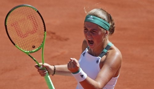 In this Associated Press file photo taken on June 10, 2017, Jelena Ostapenko celebrates a point against Simona Halep in the women's singles final at the French Open at Roland Garros in Paris. (Yonhap)