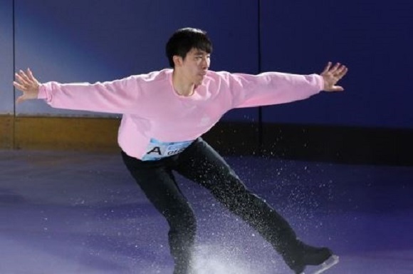 South Korean figure skater Lee June-hyoung performs during an ice show titled "Ice Festa of August in Gyeonggi" at Goyang Oulimnuri Ice Rink in Goyang, Gyeonggi Province, on Aug. 12, 2017. (Yonhap)
