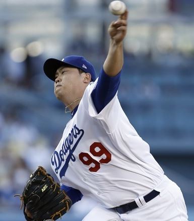Ryu Hyun-jin of the Los Angeles Dodgers throws a pitch against the San Diego Padres at Dodger Stadium on Aug. 12, 2017. (AP-Yonhap)