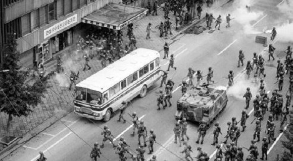 This photograph, released by the May 18 Memorial Foundation on Aug. 10, 2017, is one of the pictures taken by Jurgen Hinzpeter during the nine-day pro-democracy uprising in Gwangju, some 329 km southwest of Seoul. (Yonhap)