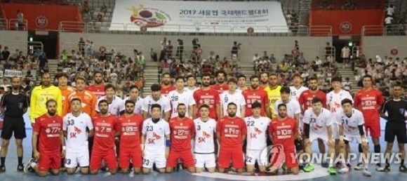 Handball players from South Korea (in white) and Tunisia (in red) pose for photos before the start of their game at the 12th Seoul Cup Handball competition at SK Olympic Handball Gymnasium in Seoul on Aug. 13, 2017. (Yonhap)
