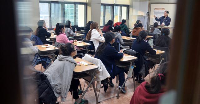 서울의 한 학교에서 학생들이 수업을 듣고 있는 모습.  [헤럴드DB]