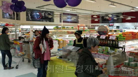 한 대형마트 시식코너의 모습. [사진=헤럴드경제DB]