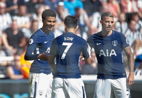 Son Heung-min of Tottenham Hotspur (C) congratulates Dele Alli (L) on his goal against Newcastle United in the teams' English Premier League match at St James' Park in Newcastle on Aug. 13, 2017. (EPA-Yonhap)