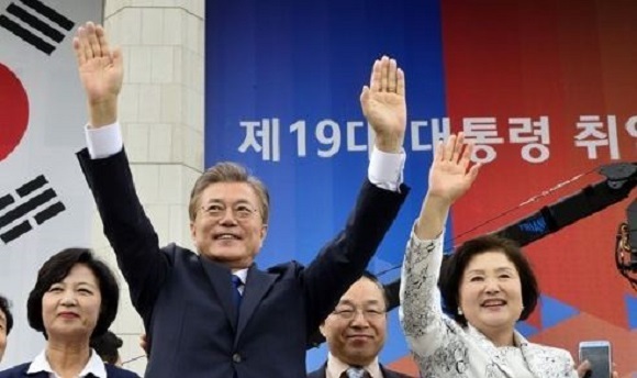 President Moon Jae-in (second from L) and his wife Kim Jung-sook (R) wave to the people following Moon's inauguration ceremony held at the National Assembly in Seoul on May 10, 2017. (Yonhap)