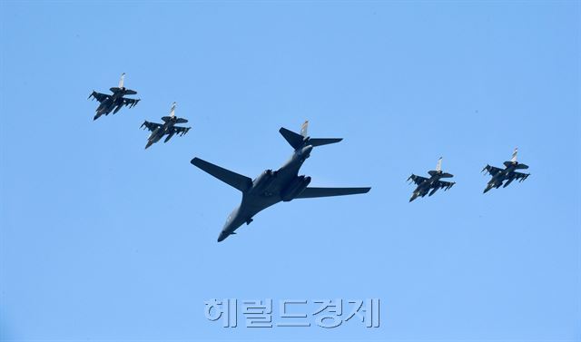 미국의 초음속 전략폭격기인 B-1B가 지난해 9월 경기도 오산공군기지 상공에서 F-15K 전투기 4대의 호위를 받으며 작전을 수행하고 있다. [사진=사진공동취재단]