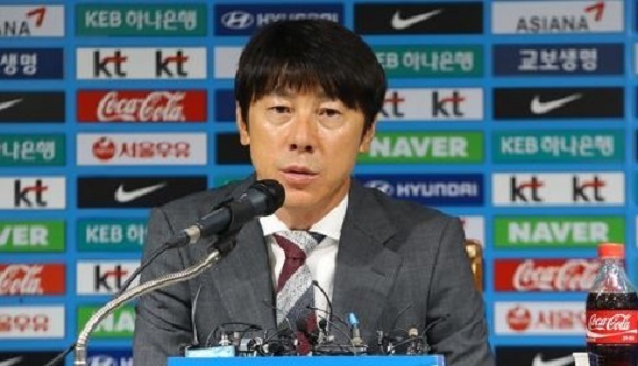 South Korea men's football head coach Shin Tae-yong speaks at a press confeence announcing the national team roster for the World Cup qualifying matches at the Korea Football Association headquarters in Seoul on Aug. 14, 2017. (Yonhap)