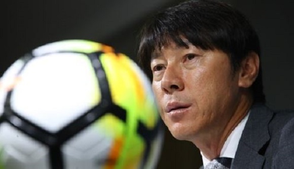 South Korea men's football head coach Shin Tae-yong speaks at a press conference announcing the national team roster for the World Cup qualifying matches at the Korea Football Association headquarters in Seoul on Aug. 14, 2017. (Yonhap)