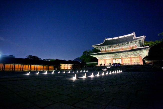 Visitors visit Changdeokgung during a nighttime tour. (Cultural Heritage Administration)