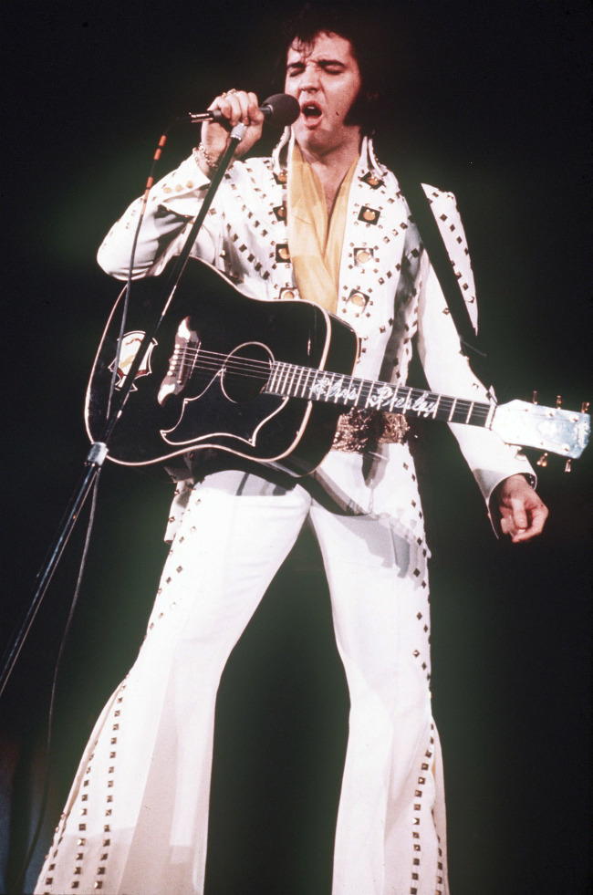 In this 1973 file photo, Elvis Presley sings during a concert. (AP-Yonhap)