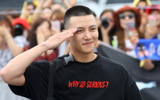 Ji Chang-wook salutes at a recruit training center at Cheorwon in Gangwon Province, on Monday before enlistment.  (Yonhap)