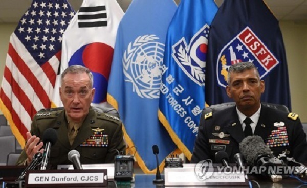 This photo provided by Joint Press Corp. on Aug. 14, 2017 shows Gen. Joseph Dunford (L), the chairman of the US Joint Chiefs of Staff and Gen. Vincent K. Brooks, commander of the Combined Forces Command (R) speaking to reporters over North Korea's threats. (Yonhap)