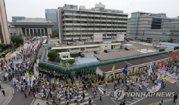 The file photo shows a wide shot of the US Embassy building in central Gwanghwamun in Seoul, on June 24, 2017. (Yonhap)