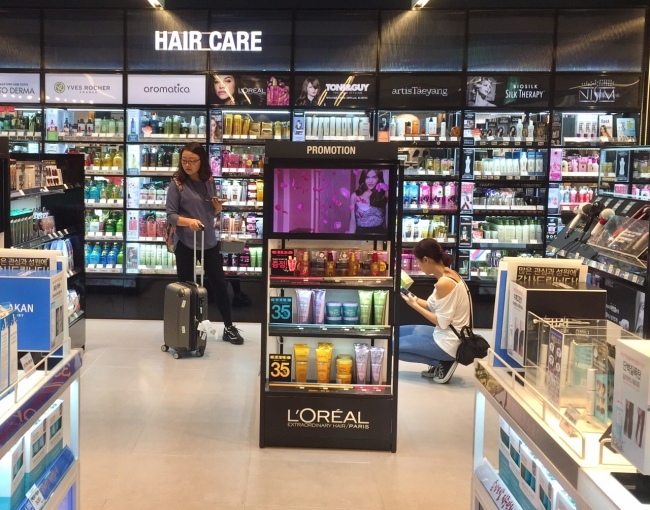 Customers check out products at an Olive Young store in Seoul. (Park Ga-young/The Investor)