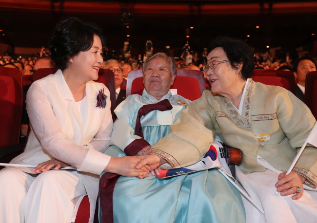 First Lady Kim Jung-sook (left) speaks with Lee Yong-soo (right) and Kil Won-ok, victims of Japan's sex slavery during World War II, at a ceremony for the 72nd anniversary of Liberation Day in Seoul on Tuesday. (Yonhap)