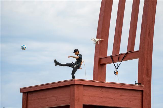<YONHAP PHOTO-4661> Brazilian superstar and world's most expensive footballer Neymar shoots a ball from the monumental wood sculpture "Broken Chair" during an event organized by the Non-Governmental Organization (NGO) Handicap International on August 15, 2017 at the Place des Nations in Geneva. Neymar has been appointed as new goodwill ambassador for Handicap International an NGO aiming to help disabled and vulnerable people in situations of poverty and exclusion, conflict and disaster. / AFP PHOTO / Fabrice COFFRINI/2017-08-15 23:10:46/ <저작권자 ⓒ 1980-2017 ㈜연합뉴스. 무단 전재 재배포 금지.>
