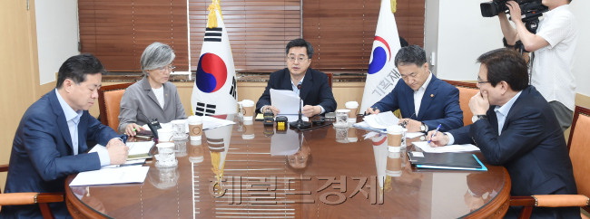 문재인 정부 출범 이후 경제 컨트롤타워의 위상과 역할에 근본적인 변화가 나타나고 있다. 사진은 지난 14일 김동연 부총리 겸 기획재정부 장관이 건강보험 보장성 확대와 한반도 긴장고조에 따른 금융불안 등을 주제로 경제장관 간담회를 주재하는 모습. [헤럴드경제DB]