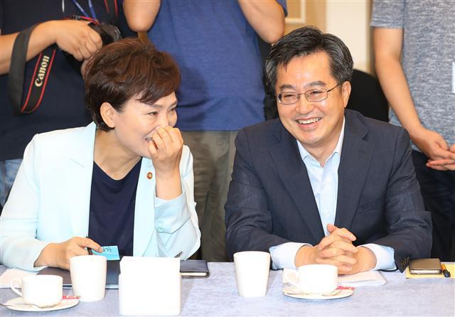 <YONHAP PHOTO-1559> 대화하는 경제부총리-국토부 장관 (서울=연합뉴스) 안정원 기자 = 김동연 경제부총리 겸 기획재정부 장관과 김현미 국토교통부 장관이 16일 오전 국회 귀빈식당에서 열린 고위 당정청 회의에서 대화하고 있다. 2017.8.16 jeong@yna.co.kr/2017-08-16 08:33:02/ <저작권자 ⓒ 1980-2017 ㈜연합뉴스. 무단 전재 재배포 금지.>