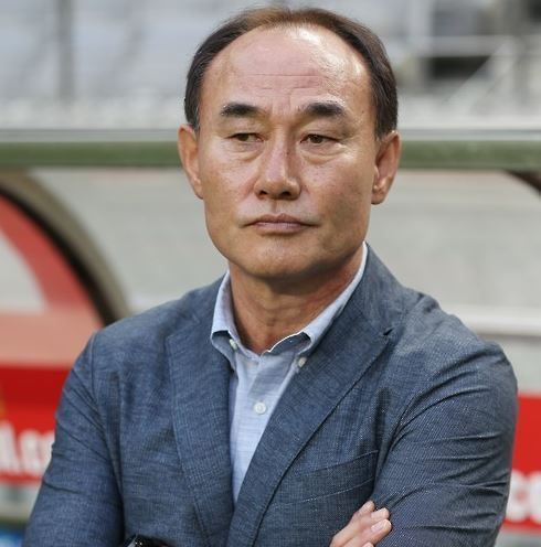 In this file photo taken on June 29, 2016, South Korean football coach Kim Hak-bum watches a K League Classic match between Seongnam FC and FC Seoul at Seoul World Cup Stadium in Seoul. (Yonhap)