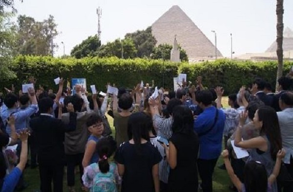 A group of South Korean residents gives three cheers during a ceremony at the Mena House Hotel in Giza, just outside Cairo, on Aug. 15, 2017, to celebrate the 72nd anniversary of Korea's liberation from Japan's colonial rule. (Yonhap)