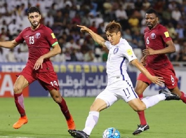 In this file photo taken on June 13, 2017, South Korean forward Lee Keun-ho (C) takes a shot against Qatar in the FIFA World Cup qualifier in Doha. (Yonhap)