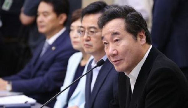 Prime Minister Lee Nak-yon speaks during a meeting of senior officials from the ruling Democratic Party, government and presidential office Cheong Wa Dae at the National Assembly in Seoul on Aug. 16, 2017. (Yonhap)