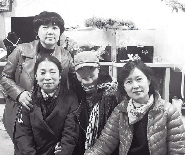 아기자기한 아트공예 제품을 손수 만들어며, 새로운 나를 보게 된다. 한국아트공예협동조합(대표: 조은예 뒷줄 첫번째)은 경력단절 여성들에게 새로운 희망이 되고 있다.