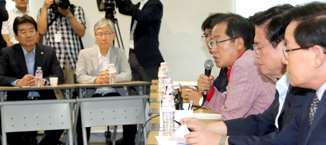 자유한국당 홍준표 대표가 16일 여의도 당사에서 열린 최고위원·3선 국회의원 연석회의에서 발언하고 있다.[사진제공=연합뉴스]
자유한국당 홍준표 대표가 16일 여의도 당사에서 열린 최고위원·3선 국회의원 연석회의에서 발언하고 있다.[사진제공=연합뉴스]