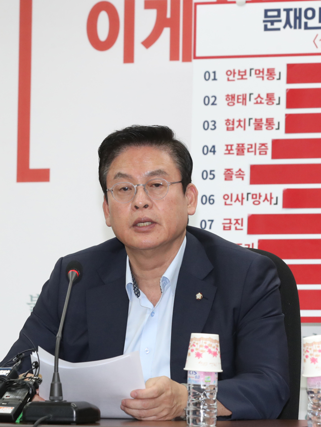 자유한국당 정우택 원내대표가 16일 오전 국회에서 문재인 정부 100일 평가 기자회견을 하고 있다.[사진제공=연합뉴스]
자유한국당 정우택 원내대표가 16일 오전 국회에서 문재인 정부 100일 평가 기자회견을 하고 있다.[사진제공=연합뉴스]