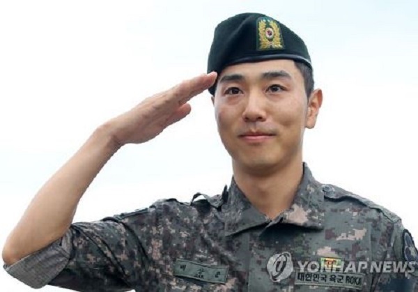 Bae Sang-moon, a South Korean golfer on the PGA Tour, salutes the crowd after getting discharged from the Army in Wonju, Gangwon Province, on Aug. 16, 2017. (Yonhap)