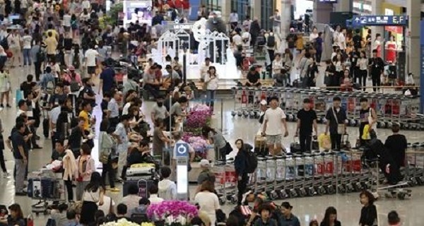 Holidaymakers pack the departure lounge of Incheon International Airport, west of Seoul, on Aug. 11, 2017, in the middle of the summer vacation season. (Yonhap)