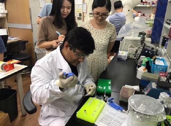 Badrul Alam (front), a Bangladeshi professor, carries out a research project at Kyungpook National University in the southeastern city of Daegu, in this undated photo released by the Education Ministry. Under a South Korea-funded scholarship program, Alam earned a doctoral degree in agriculture at the South Korean school. (Yonhap)