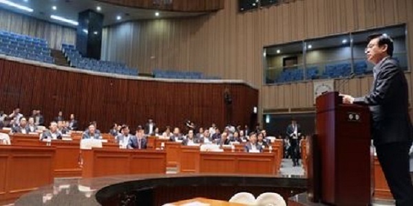The main opposition Liberty Korea Party holds a general meeting of its lawmakers at the National Assembly in Seoul on Aug. 16, 2017. (Yonhap)