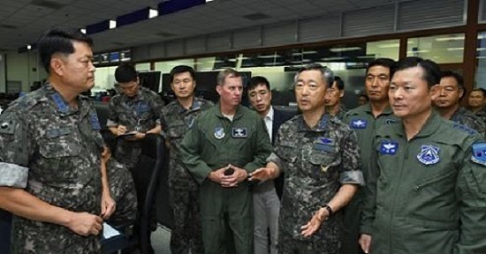This photo provided by South Korea's Air Force on Aug. 16, 2017, shows Gen. Lee Wang-keun (2nd from R), the Air Force chief of staff, visiting the Air Force Operation Command at Osan Air Base, south of Seoul. (Yonhap)
