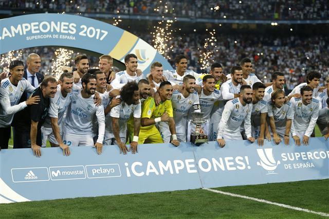 <YONHAP PHOTO-2298> Real Madrid's players pose for the media with their trophy after winning the Spanish Super Cup against Barcelona at the Santiago Bernabeu stadium in Madrid, Thursday, Aug. 17, 2017. Real Madrid won 5-1 on aggregate. (AP Photo/Francisco Seco)/2017-08-17 08:32:56/ <저작권자 ⓒ 1980-2017 ㈜연합뉴스. 무단 전재 재배포 금지.>