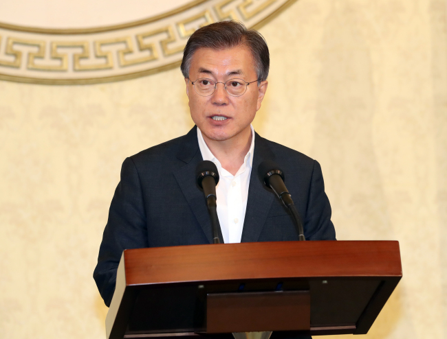 문재인 대통령이 16일 오후 청와대 영빈관에서 열린 4.16 세월호 참사 피해자 가족 초청 간담회에서 발언하고 있다.[사진제공=연합뉴스]