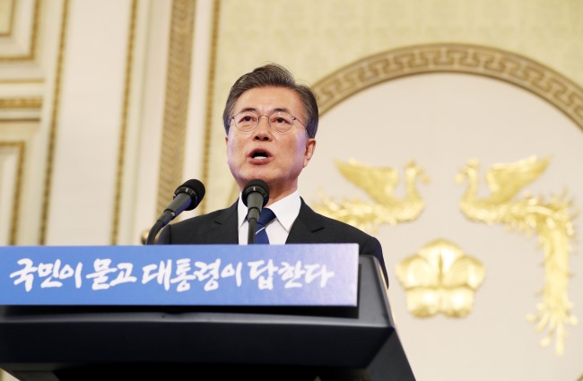 문재인 대통령은 17일 취임 100일을 맞아 청와대 영빈관에서 출입기자들과 취임 후 첫 기자회견을 갖고 모두발언을 하고 있다.[사진제공=연합뉴스]
문재인 대통령은 17일 취임 100일을 맞아 청와대 영빈관에서 출입기자들과 취임 후 첫 기자회견을 갖고 모두발언을 하고 있다.[사진제공=연합뉴스]