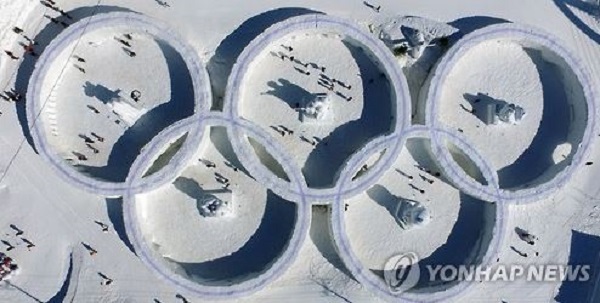 An ice park featuring the Olympic rings opens at a snow festival in South Korea's alpine town of PyeongChang, the venue for the 2018 Winter Olympics, on Feb. 3, 2017. (Yonhap)