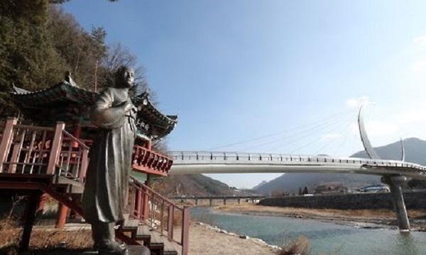 A bronze statue of Virgin Auraji stands in Auraji in Jeongseon, a town in the northeast province of Gangwon. (Yonhap)